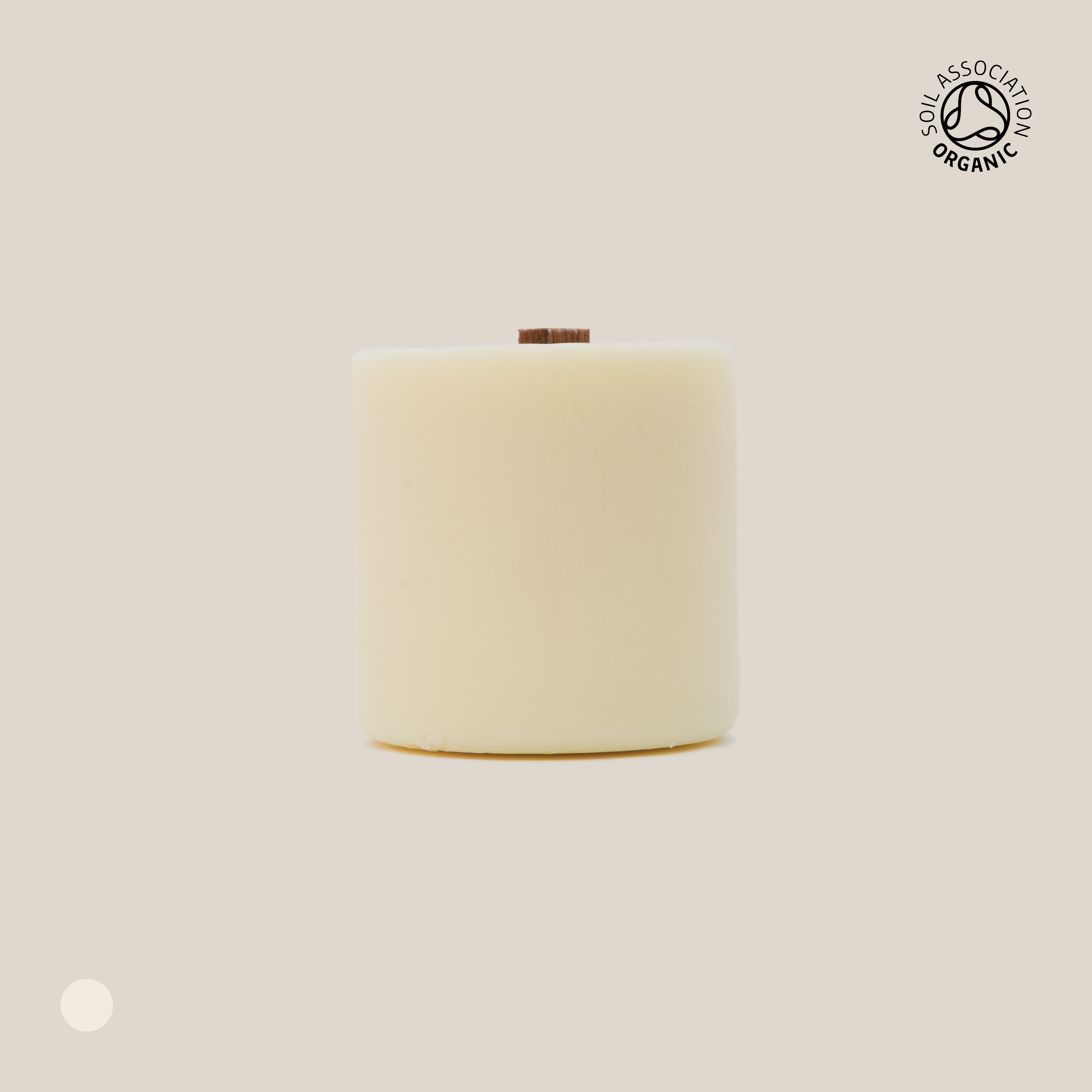Beige cylindrical candle refill on a beige background with a visible organic certification logo.